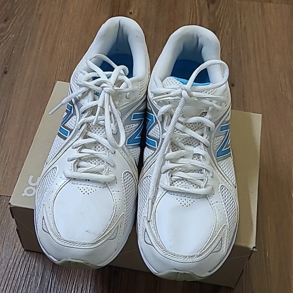 New Balance White and Sky Blue Athletic Shoes for women zise 10 used good condit